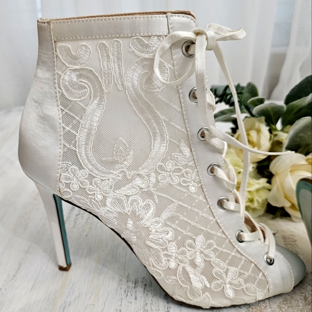 Betsy Johnson Nwob Marlo White Lace/Lace up Peep toe Booties/Stiletto He…